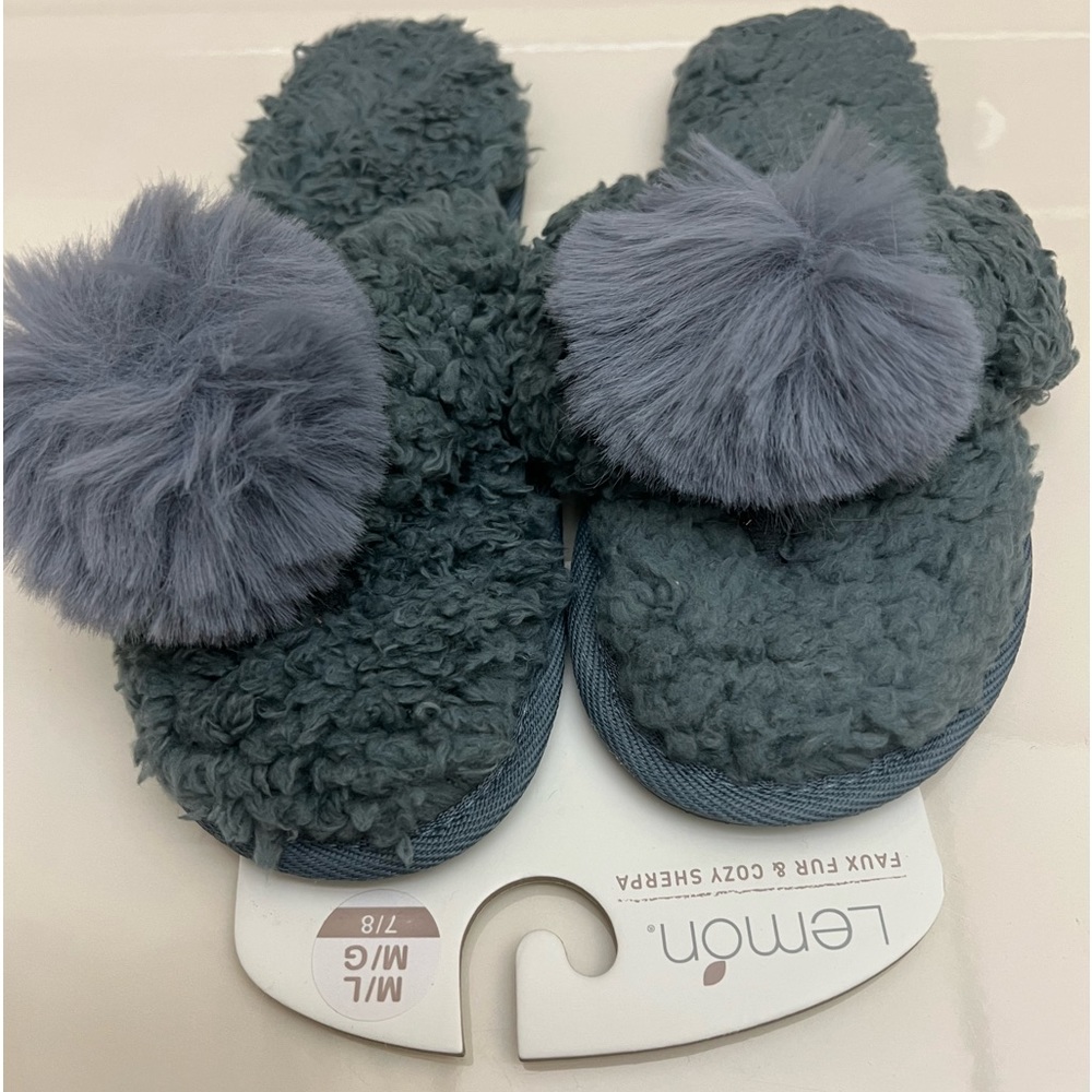 LEMON Faux Fur & Cozy Sherpa Thong Slippers Charcoal Pom Pom M/L (7/8) NWT - Picture 4 of 5